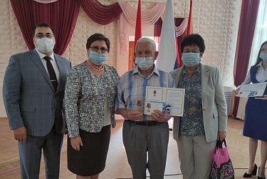 В Сорочинске вручили памятные медали детям войны